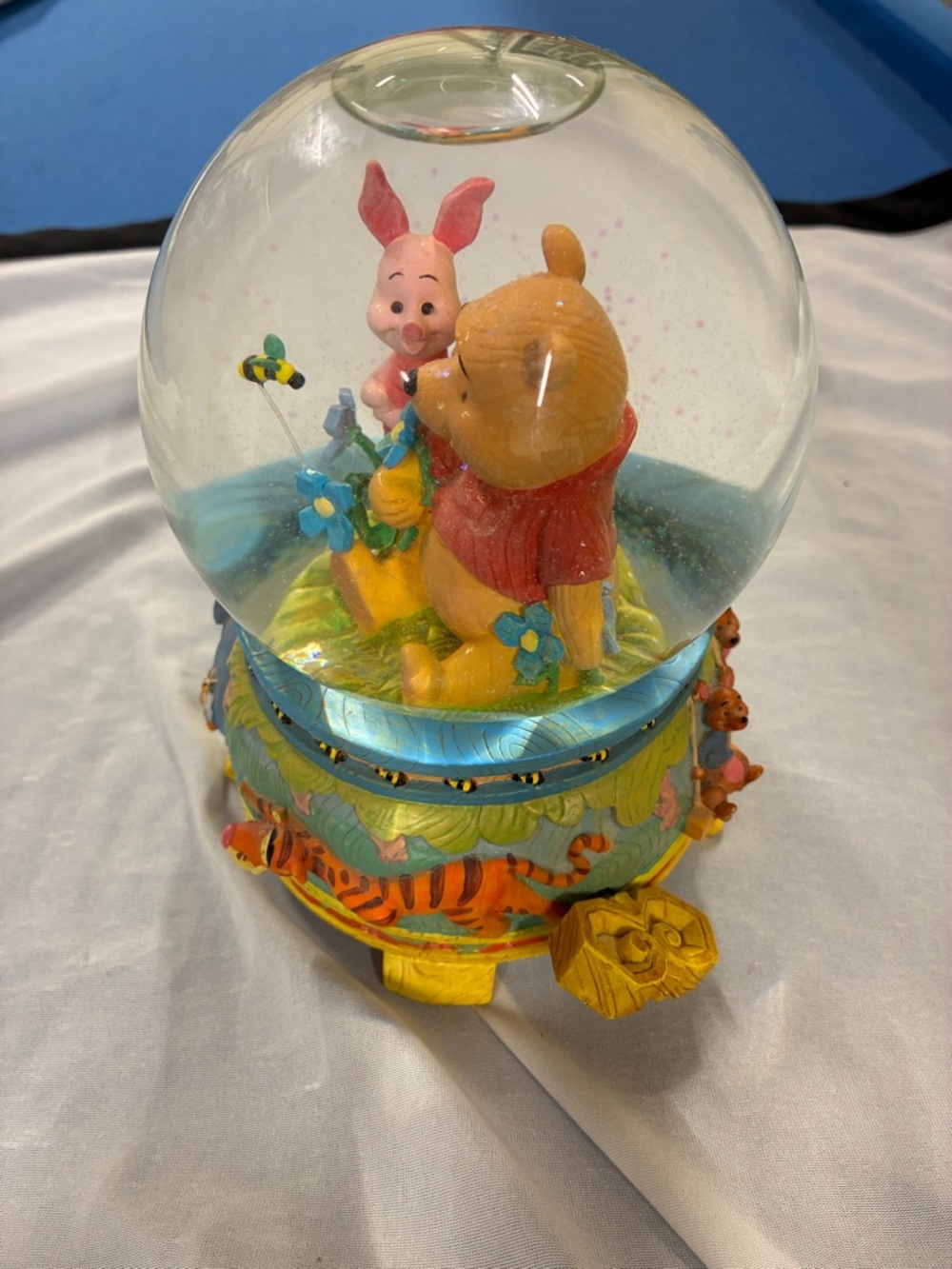 Disney Store Winnie the Pooh Piglet Musical Snow Globe 1963 READ - Picture 3 of 8